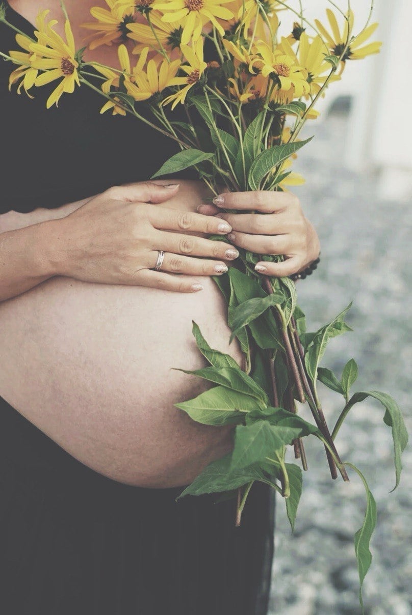 Pregnant woman with flowers